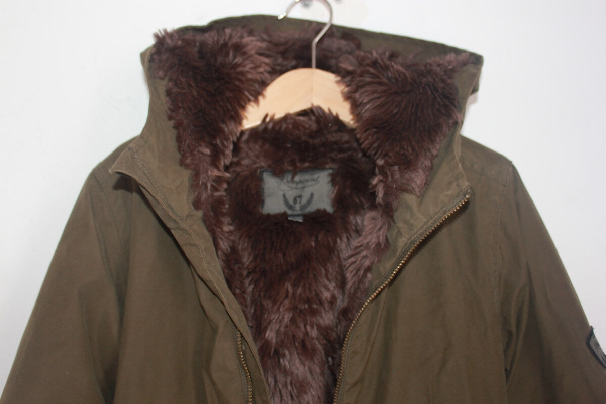 tweedehands unisex legergroene jas met capuchon en nepbont voering van bonpoint in maat 122-128