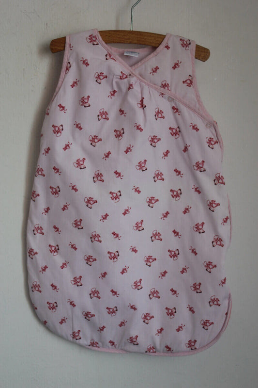 preloved katoenen mouwloze lichtroze slaapzak met japanse popjes in maat 56-62 voor een baby meisje van petit bateau