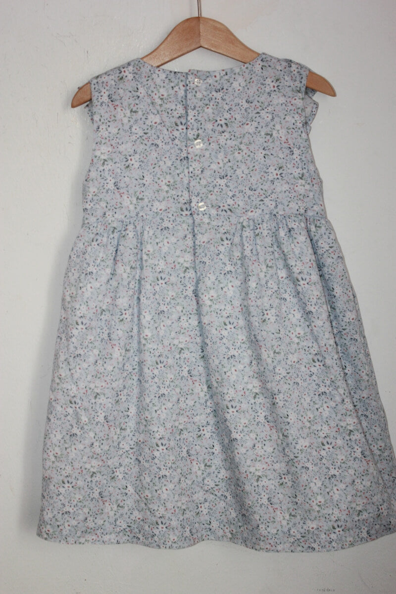 tweedehands zomerse mouwloze gebloemde jurk in multicolour met volant in maat 128 van lola palacios