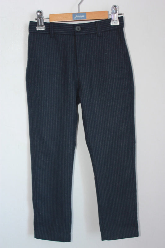 tweedehands donkerblauwe lange broek met wit krijtstreepje in maat 98-104 van bonpoint voor een jongen