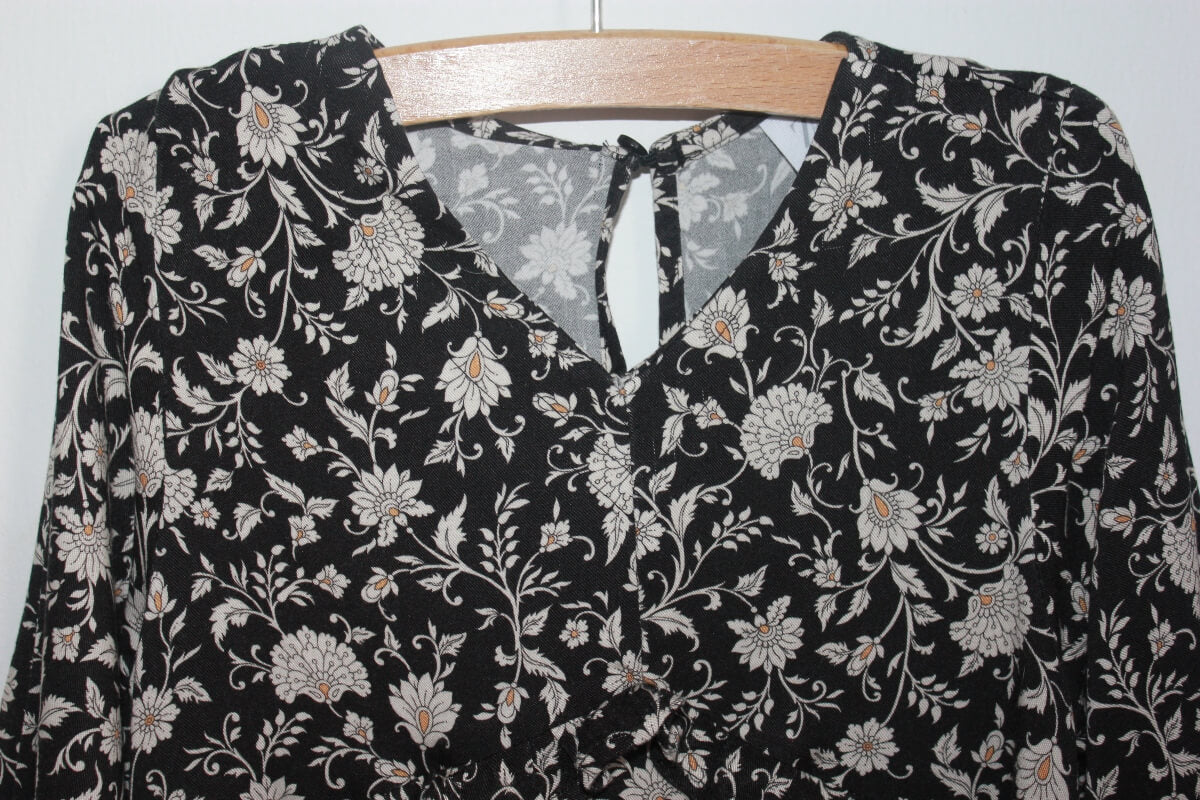 preloved zwarte jurk met witte bloemen, gele details en lange mouwen van zara in maat 116 voor een meisje