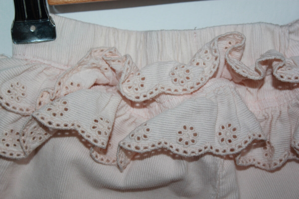 preloved katoenen lichtroze corduroy lange broek met volants van carrément beau in maat 68 voor een baby meisje