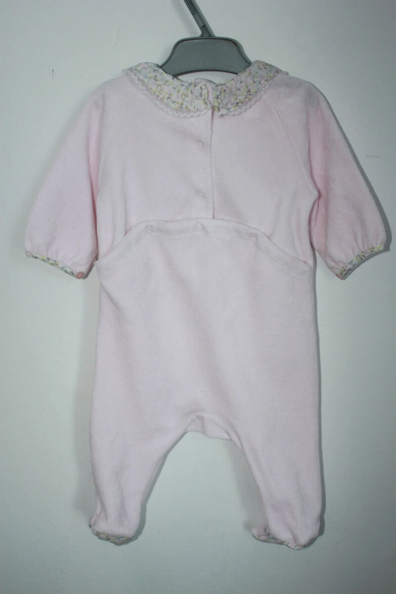 tweedehands roze velours playsuit met gebloemd volantkraagje in maat 56 voor een baby meisje van jacadi