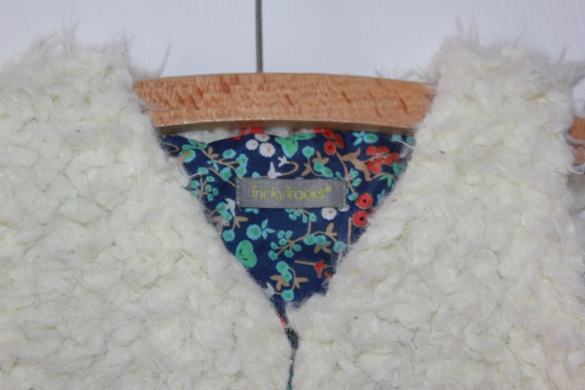 tweedehands-creme-mouwloos-fake-fur-vest-maat-80-baby-meisje-trickytracks