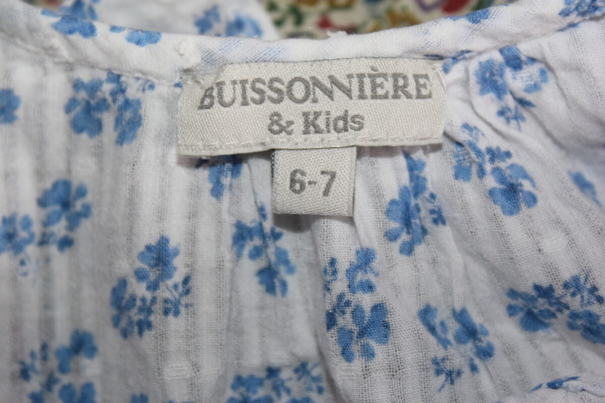 tweedehands katoenen zomerse wit met blauwe gebloemde blouse met volant in maat 116 voor een meisje van buissonniere