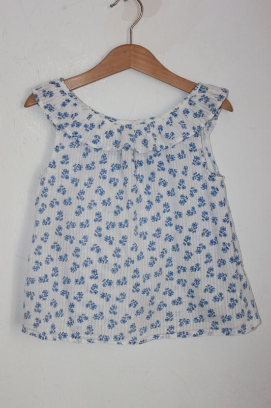 tweedehands katoenen zomerse wit met blauwe gebloemde blouse met volant in maat 116 voor een meisje van buissonniere