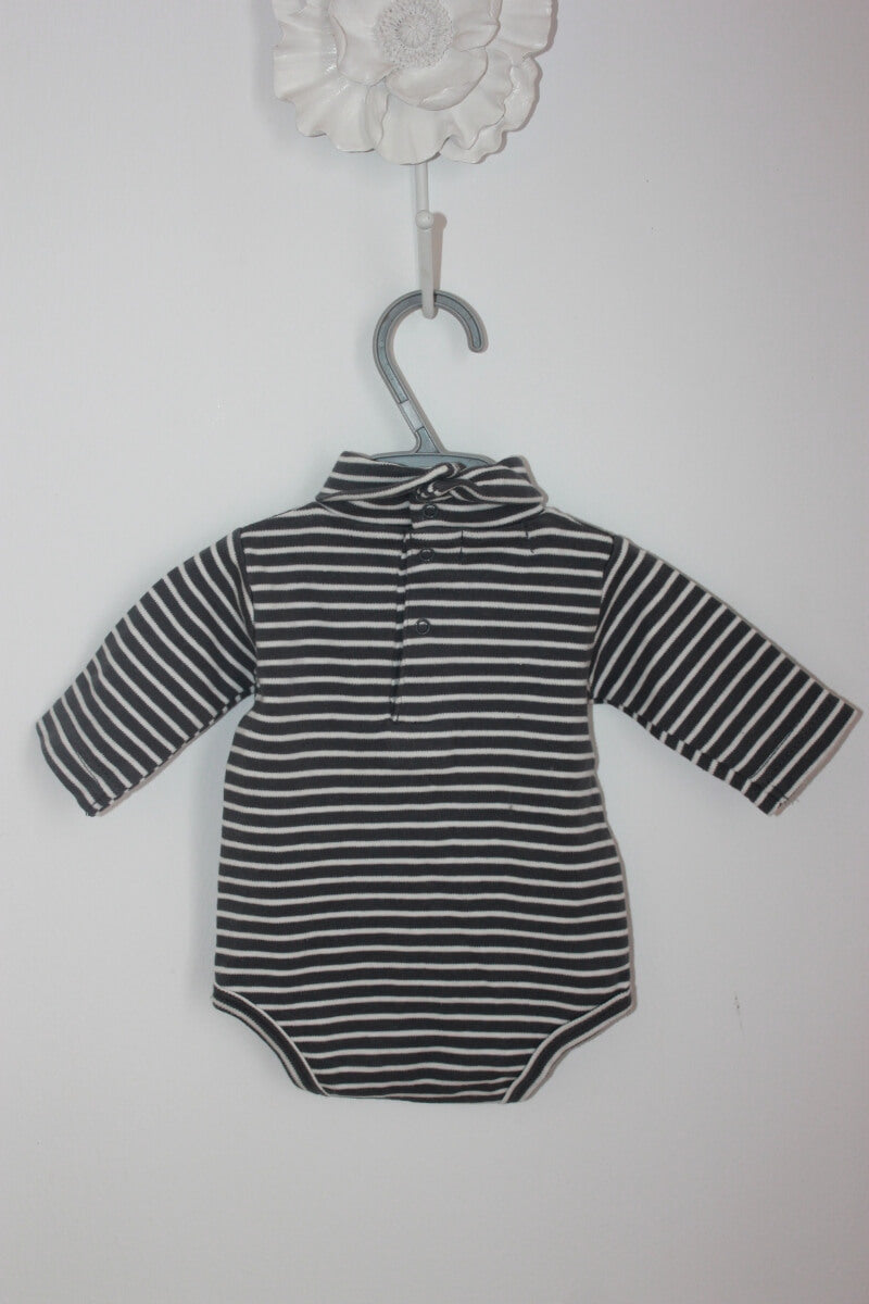 tweedehands unisex katoenen grijs wit gestreepte romper met lange mouwen en col in maat 50 van do l´enfant