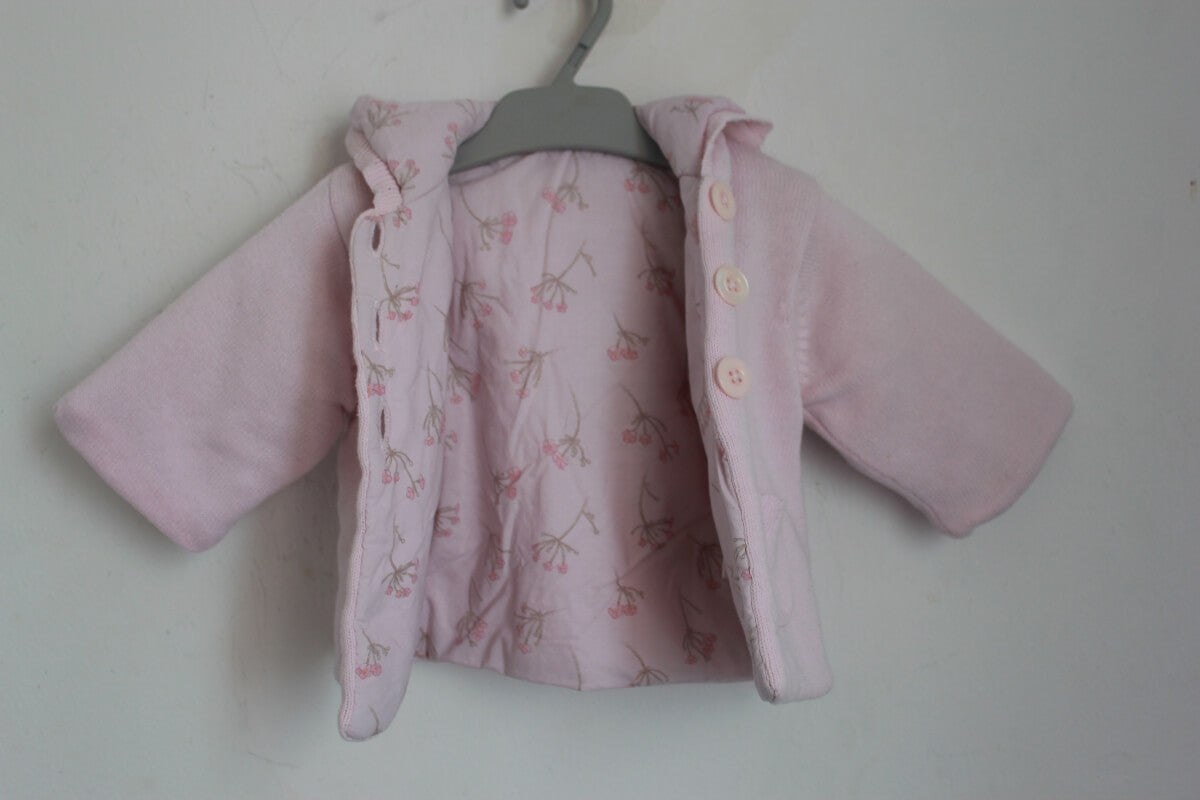tweedehands katoenen gebreide roze jas met capuchon in maat 62 voor een baby meisje van jacadi