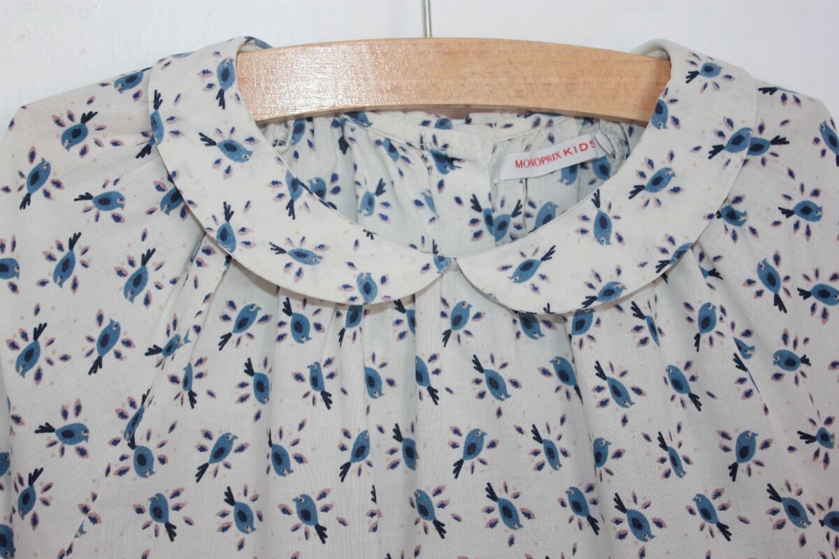 tweedehands katoenen creme en blauw gebloemde blouse met lange mouwen in maat 116 van monoprix