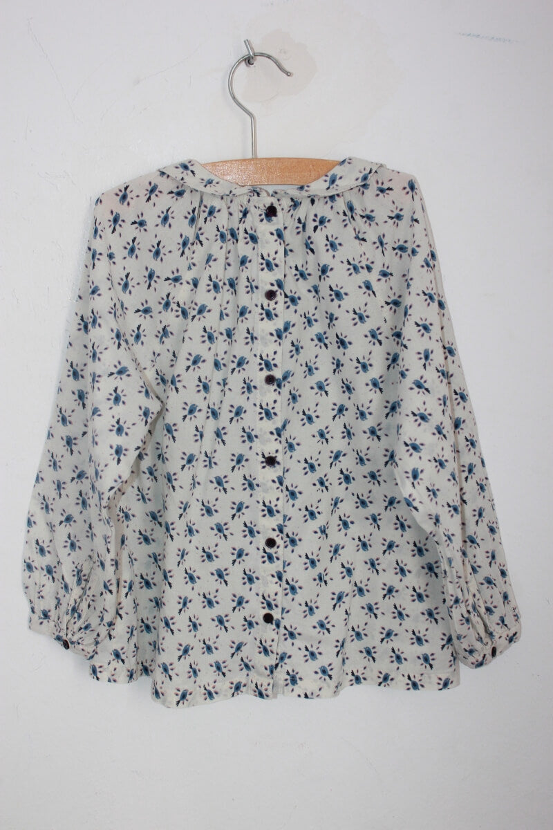 tweedehands katoenen creme en blauw gebloemde blouse met lange mouwen in maat 116 van monoprix