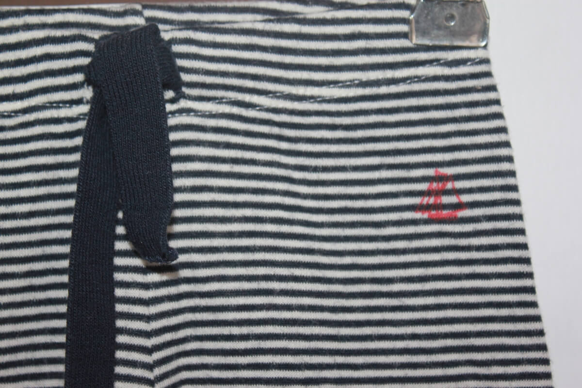tweedehands unisex katoenen donkerblauw met creme gestreepte lange broek in maat 62 van petit bateau