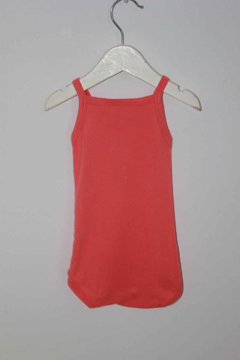 tweedehands mouwloze koraalroze romper met schouderbandjes in maat 62 van petit bateau