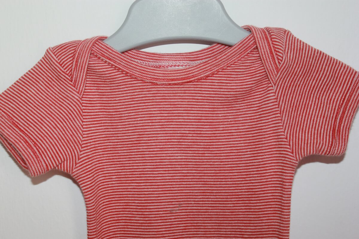 tweedehands unisex katoenen rood met wit gestreepte romper met korte mouwen van petit bateau in maat 62
