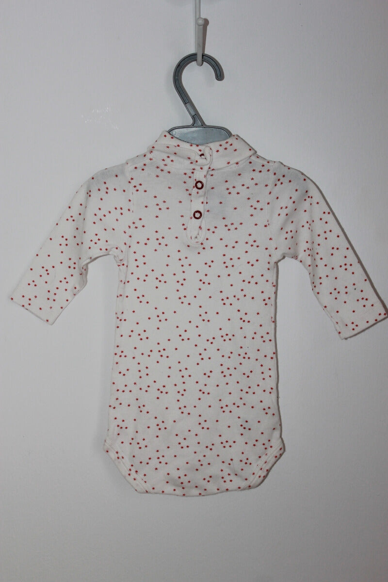 tweedehands katoenen unisex witte romper met col - rode sterretjes en lange mouwen maat 62 van Petit Bateau