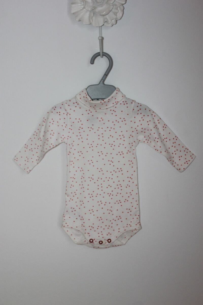 tweedehands katoenen unisex witte romper met col - rode sterretjes en lange mouwen maat 62 van Petit Bateau