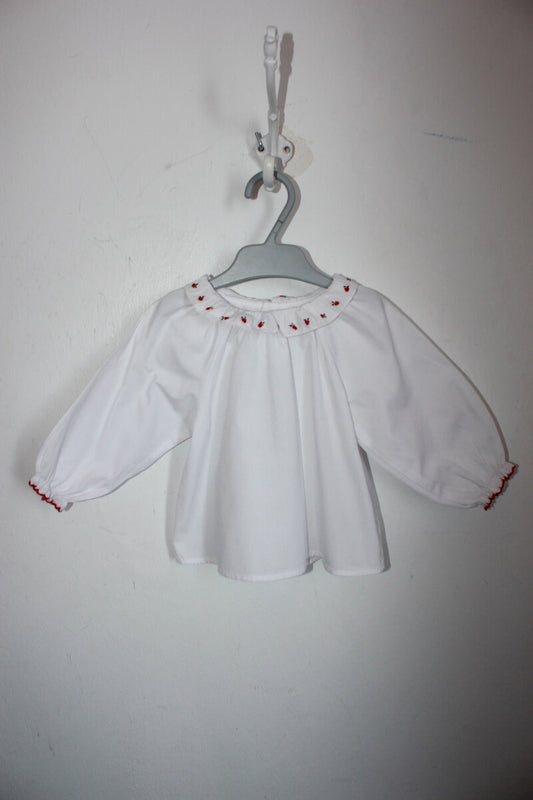 tweedehands witte katoenen jacadi blouse met rode accenten op de volantkraag en lange mouwen in maat 68