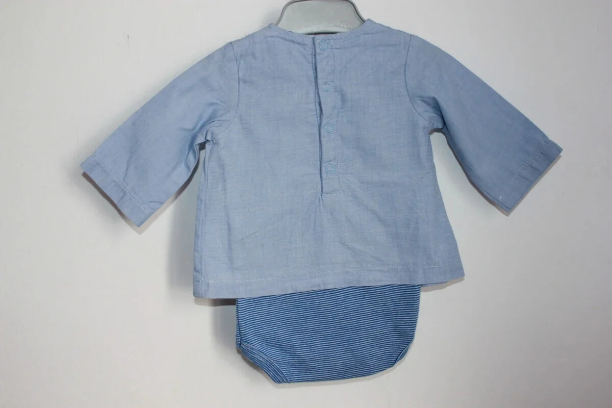 tweedehands katoenen lichtblauwe romper met geintegreerd overhemd van petit bateau in maat 56 voor een baby jongen