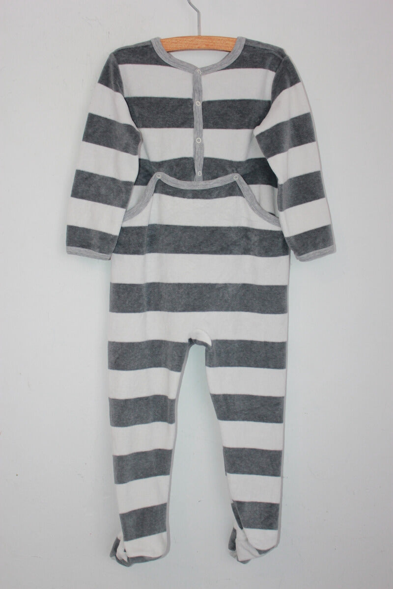 tweedehands unisex grijs met wit gestreepte zachte velours playsuit met lange mouwen van petit bateau in maat 92