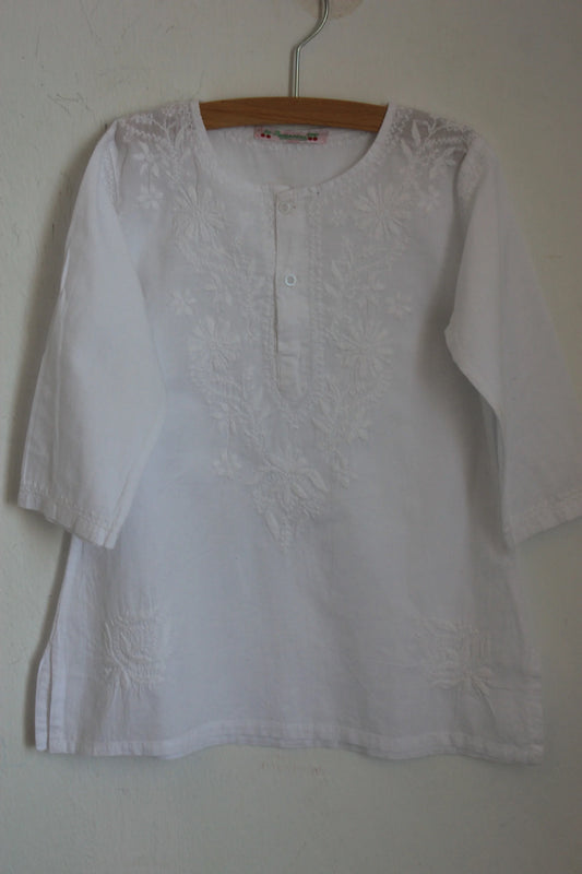 tweedehands witte zomerse blouse met driekwart mouwen van bonpoint, maat 104 voor een meisje