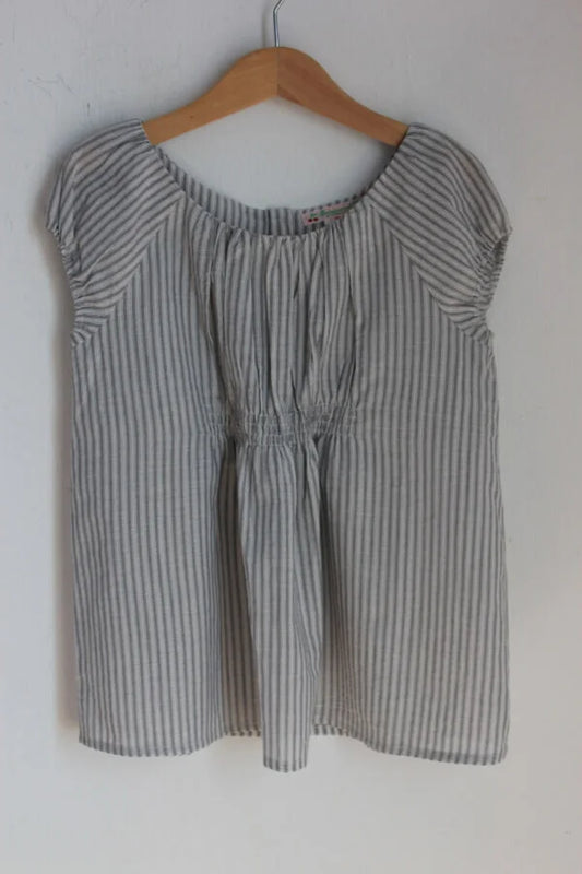 tweedehands zomerse gestreepte blouse in grijs, wit en zilver, met korte mouwen van bonpoint in maat 122-128 voor een meisje