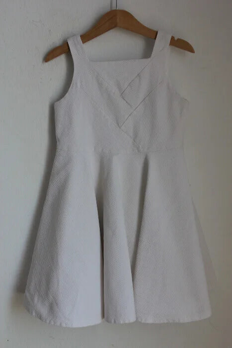 tweedehands zomerse mouwloze jacadi jurk in ecru, maat 128 voor een meisje