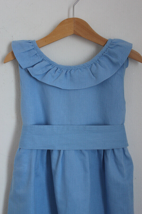 tweedehands-lichtblauwe-zomerse-mouwloze-jurk-volant-open-rug-maat-122-patricia-mendiluce