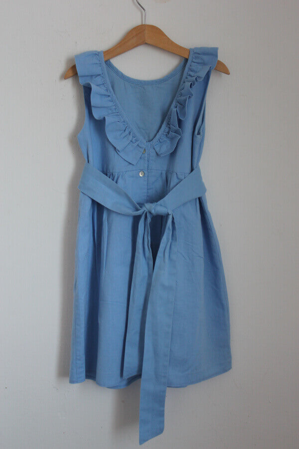 tweedehands-lichtblauwe-zomerse-mouwloze-jurk-volant-open-rug-maat-122-patricia-mendiluce