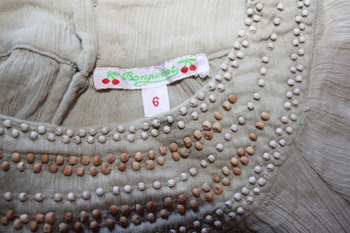 tweedehands-beige-blouse-kraaltjes-korte-mouwen-maat-110-meisje-bonpoint