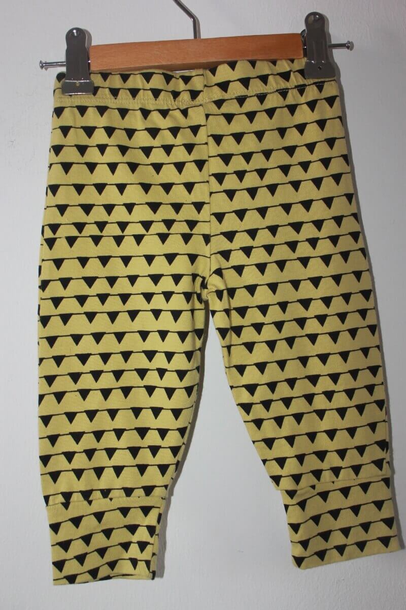 tweedehands-geel-zwarte-broek-maat-68-baby-unisex-turtle-dove-london