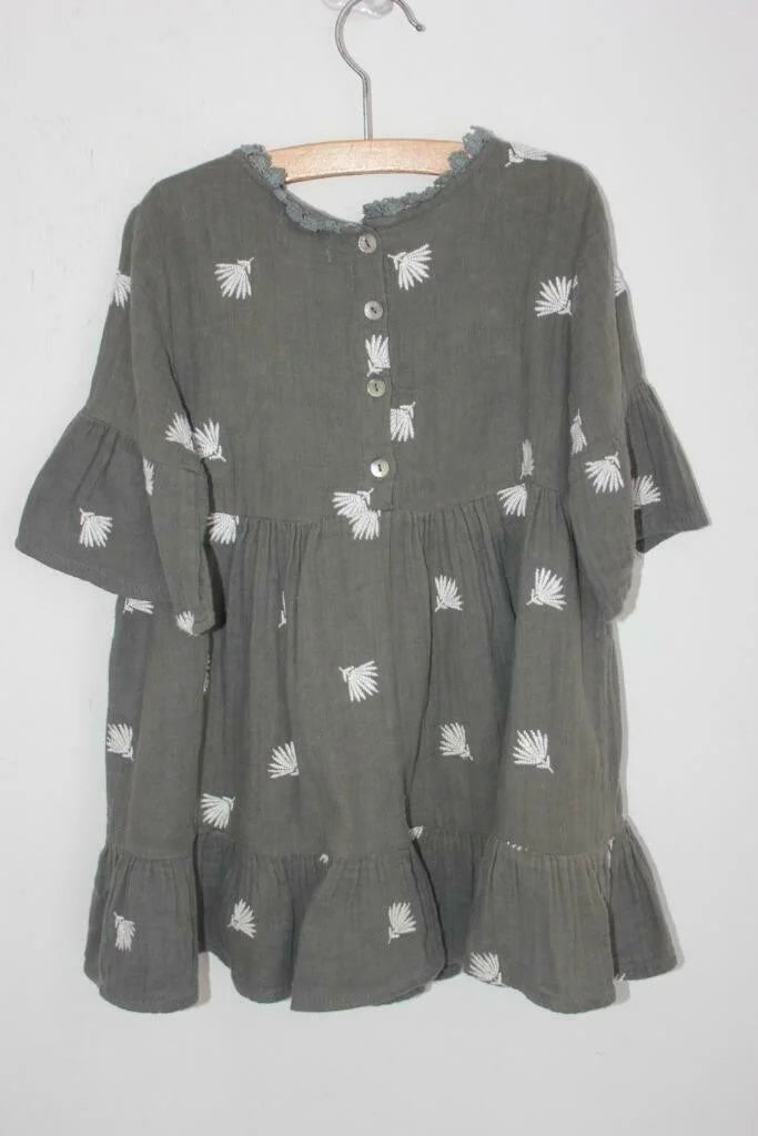 tweedehands-grijs-witte-jurk-halve-mouwen-maat-104-meisje-buho