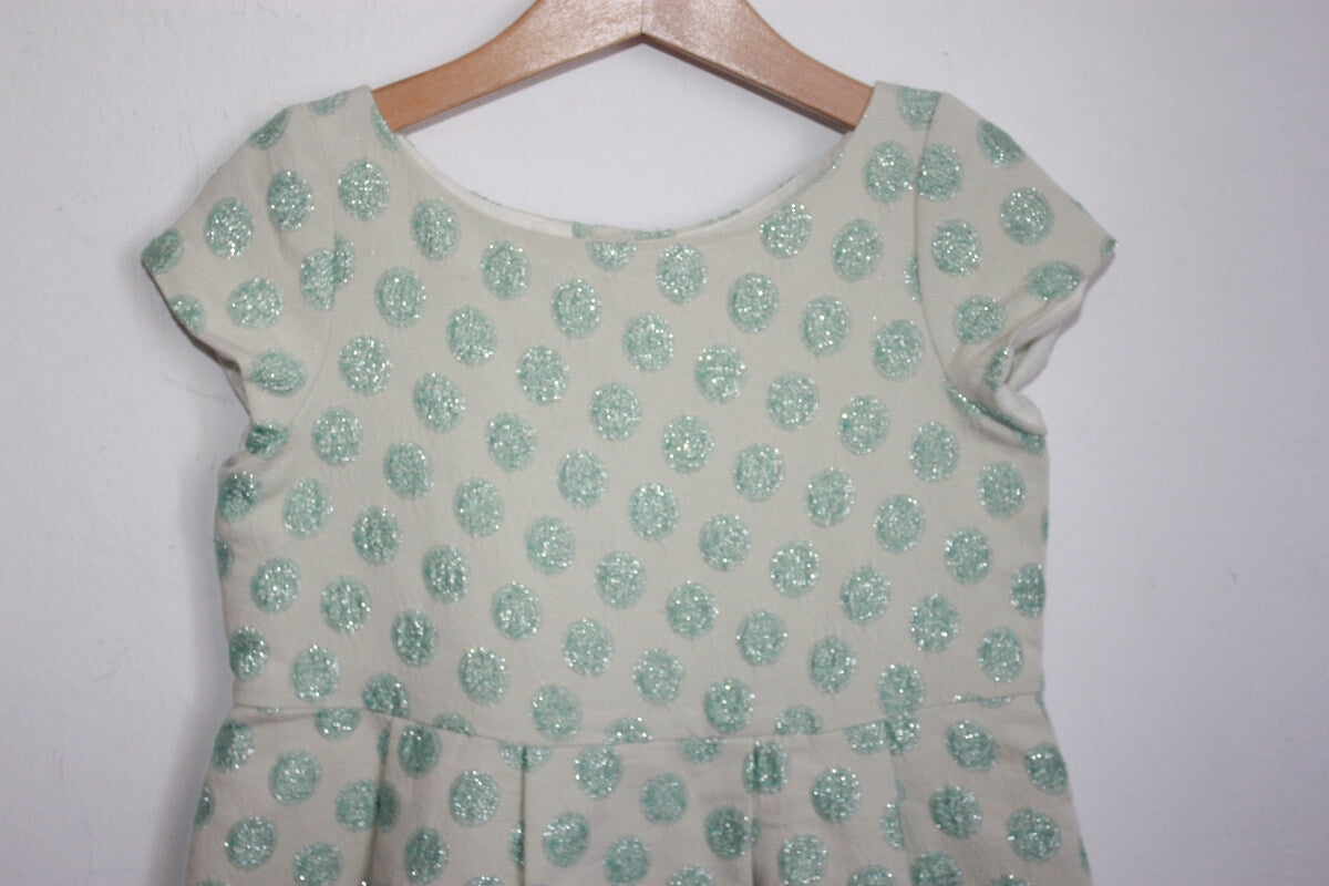 tweedehands-creme-jurk-groene-glitter-stippen-korte-mouwen-maat-116-meisje-bonpoint