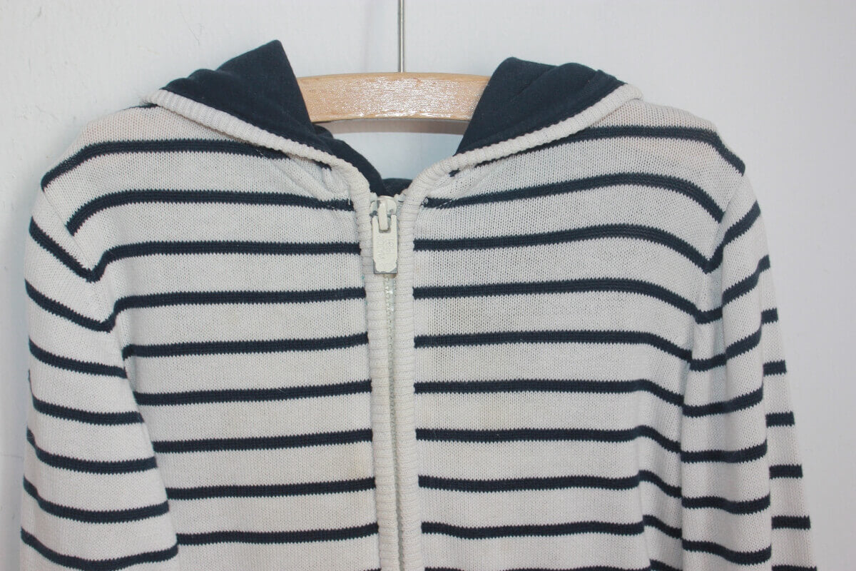 tweedehands-ecru-donkerblauw-gestreept-vest-maat-116-sergent-major