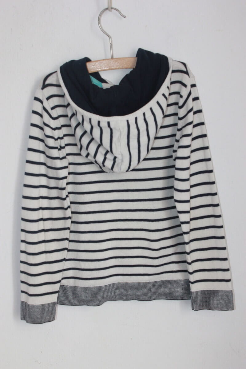 tweedehands-ecru-donkerblauw-gestreept-vest-maat-116-sergent-major