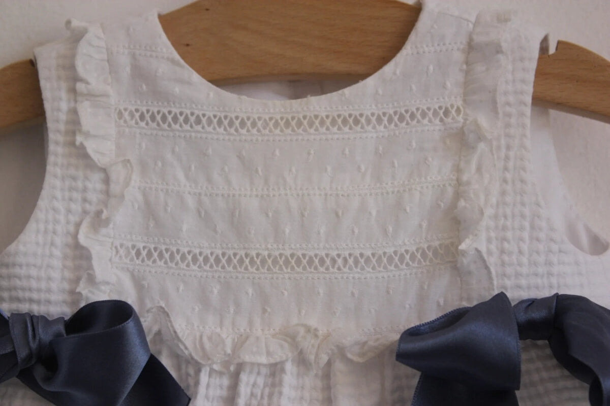tweedehands-zomers-ecru-mouwloos-kort-pakje-grijze-strikken-maat-68-baby-meisje-nanos