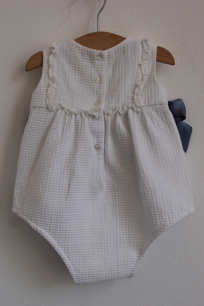 tweedehands-zomers-ecru-mouwloos-kort-pakje-grijze-strikken-maat-68-baby-meisje-nanos