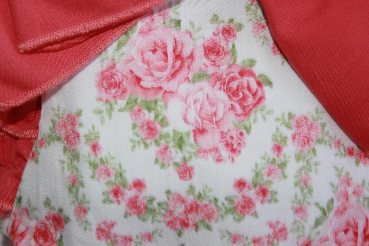 tweedehands-zomers-gebloemd-kort-mouwloos-pakje-strik-lole-maat-56-baby-meisje