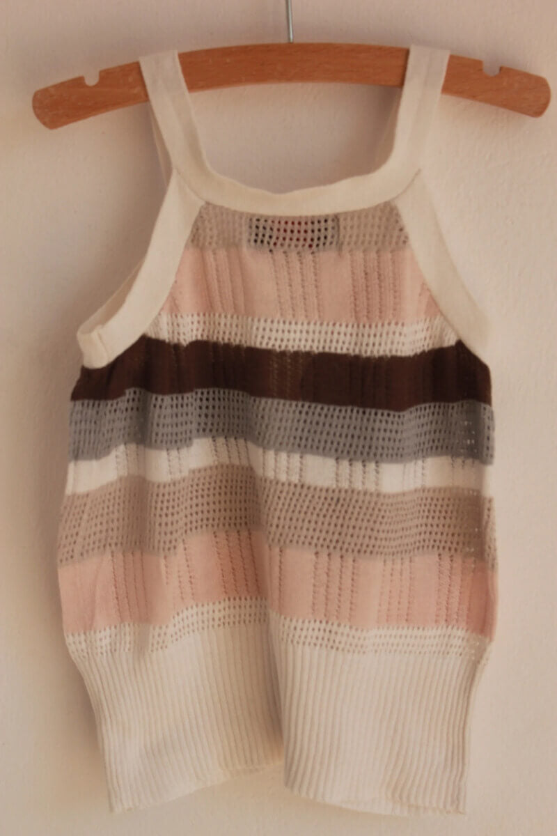 tweedehands-gebreid-gestreept-multicolour-mouwloos-topje-maat-116-meisje-essentiel-antwerp