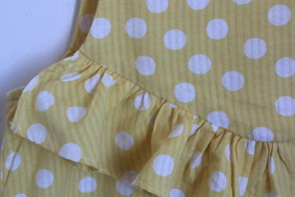 tweedehands-gele-zomerse-mono-witte-stippen-maat-134