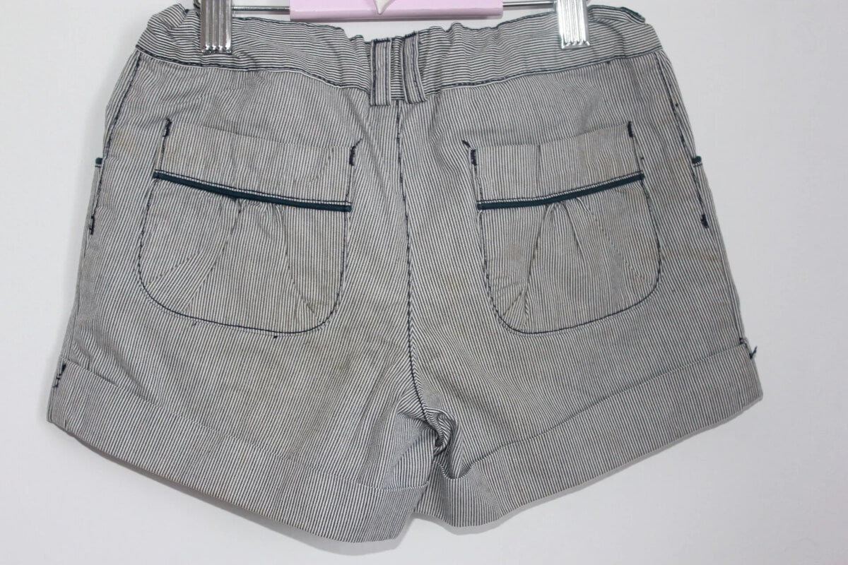 tweedehands-zomerse-donkerblauw-wit-gestreepte-korte-broek-gap-maat-128-meisje