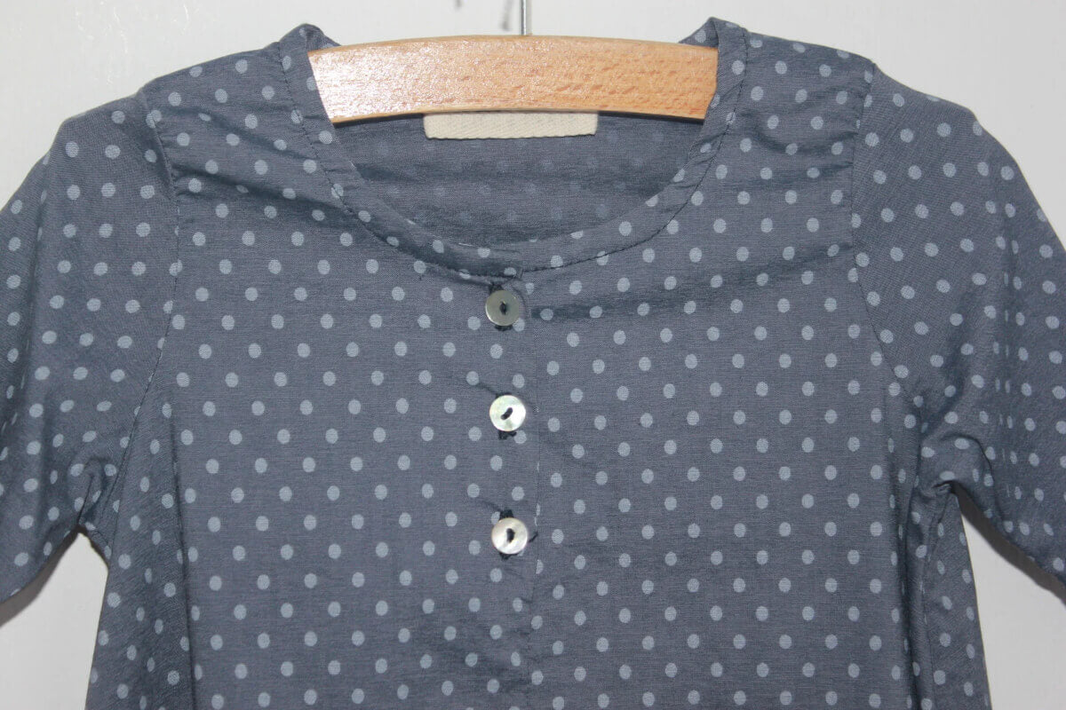 tweedehands-grijsblauwe-jurk-stippen-halve-mouwen-maat-74-baby-alice-a-paris