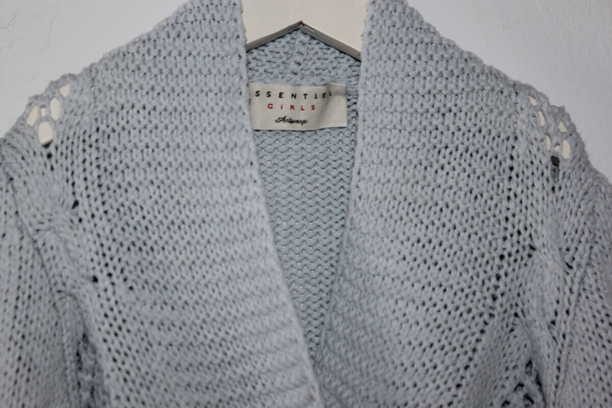 tweedehands-lichtgrijs-ajour-vest-maat-104-meisje-essentiel-antwerp