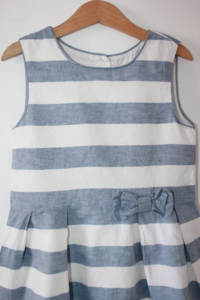 tweedehands-blauw-witte-gestreepte-mouwloze-zomerse-jurk-maat-122-sfera