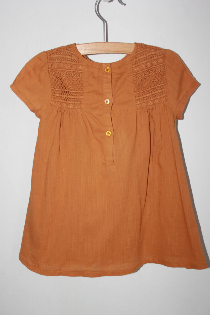 tweedehands-mosterdgele-zomerse-jurk-korte-mouwen-maat-74-baby-meisje-boutchou