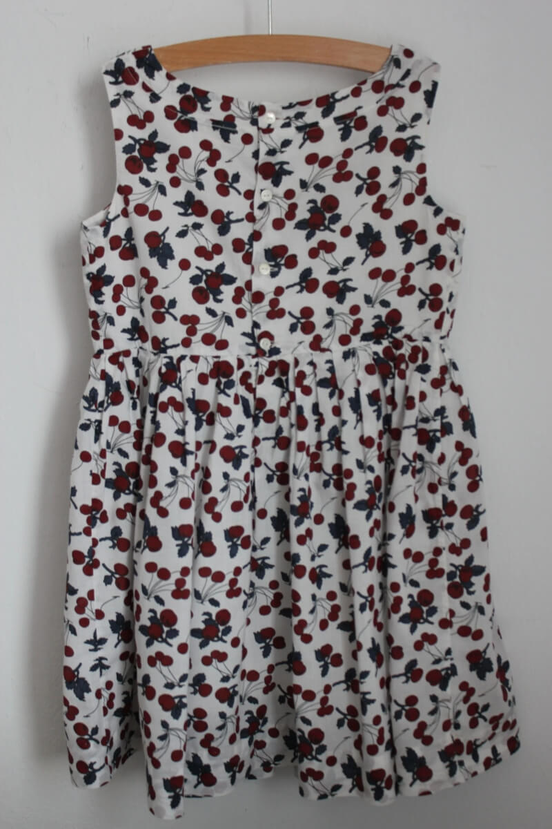 tweedehands-zomerse-mouwloze-jurk-kersen-maat-116-bonpoint