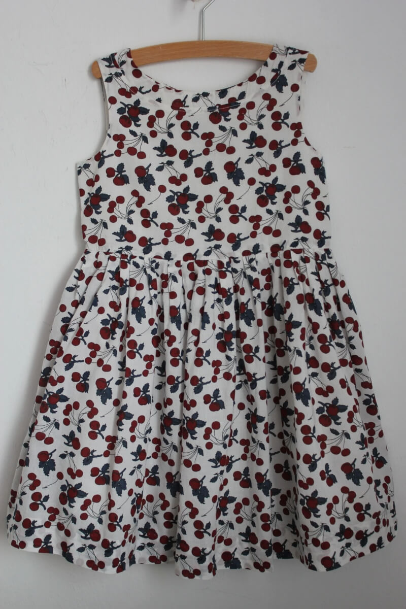 tweedehands-zomerse-mouwloze-jurk-kersen-maat-116-bonpoint