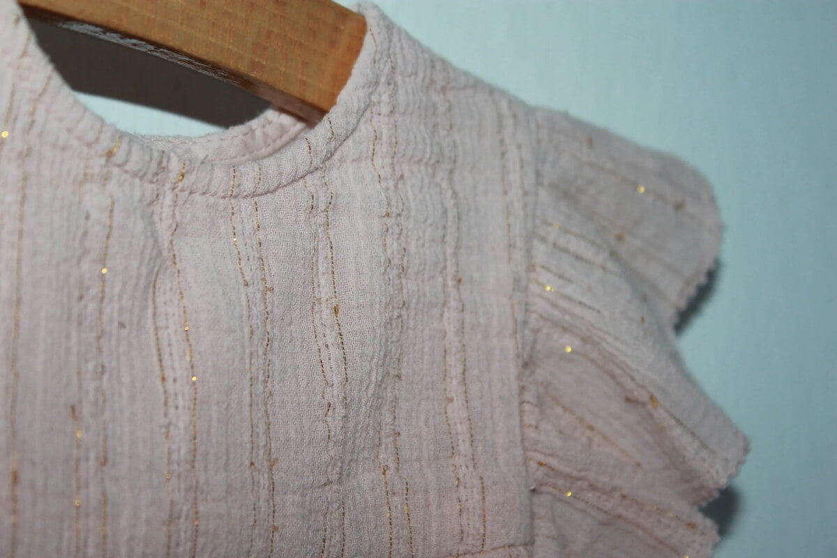 tweedehands-roze-jurk-gouden-streepjes-korte-mouwen-volants-maat-68-louis-louise-zomercollectie