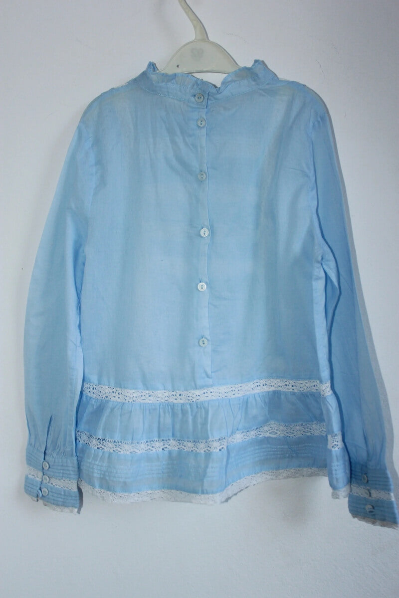 tweedehands-blouse-maat-140-lange-mouwen-lichtblauw-wit-bass10