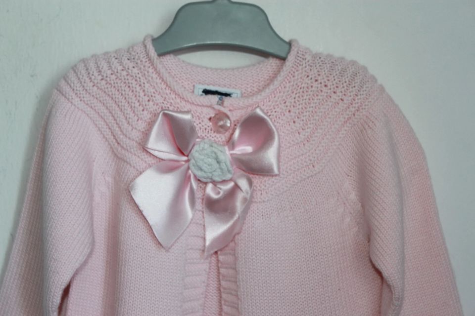 tweedehands-lichtroze-gebreid-lang-vest-maat-68-baby-meisje-carmen-taberner