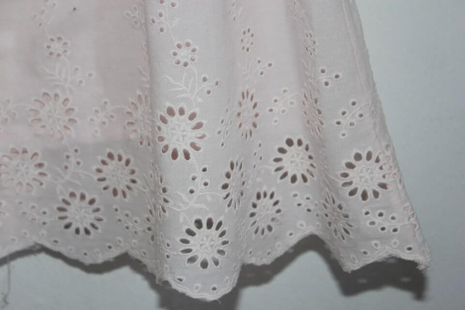 tweedehands-lichtroze-zomerse-jurk-opengewerkte-bloemen-maat-80-baby-meisje-boutchou