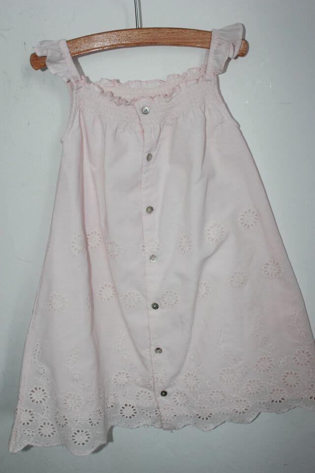 tweedehands-lichtroze-zomerse-jurk-opengewerkte-bloemen-maat-80-baby-meisje-boutchou